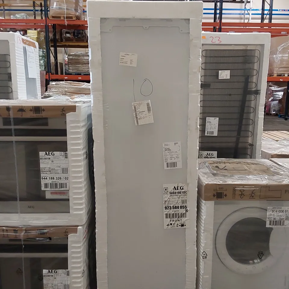 AEG 6000 SERIES TALL INTEGRATED FRIDGE 310L MODEL SKE818E1DC RRP £1000