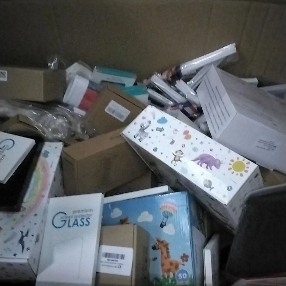 PALLET OF ASSORTED ITEMS INCLUDING POP IT TOYS, UGREEN PHONE MOUNT, AND CHRISTMAS CARDS ETC,