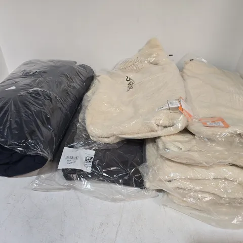 LOT OF APPROXIMATELY 7 ASSORTED BRAND NEW REGATTA CLOTHING ITEMS