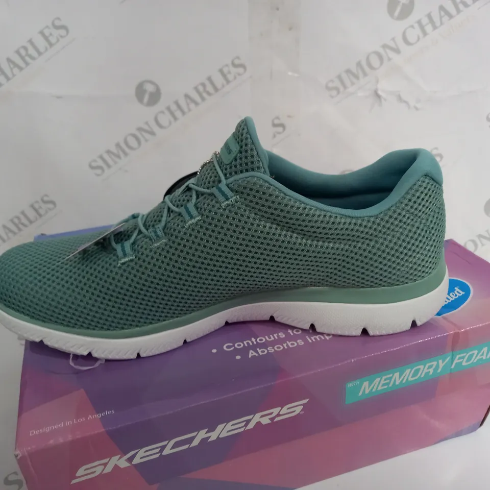 BOXED PAIR OF WOMENS SKECHERS SIZE 7