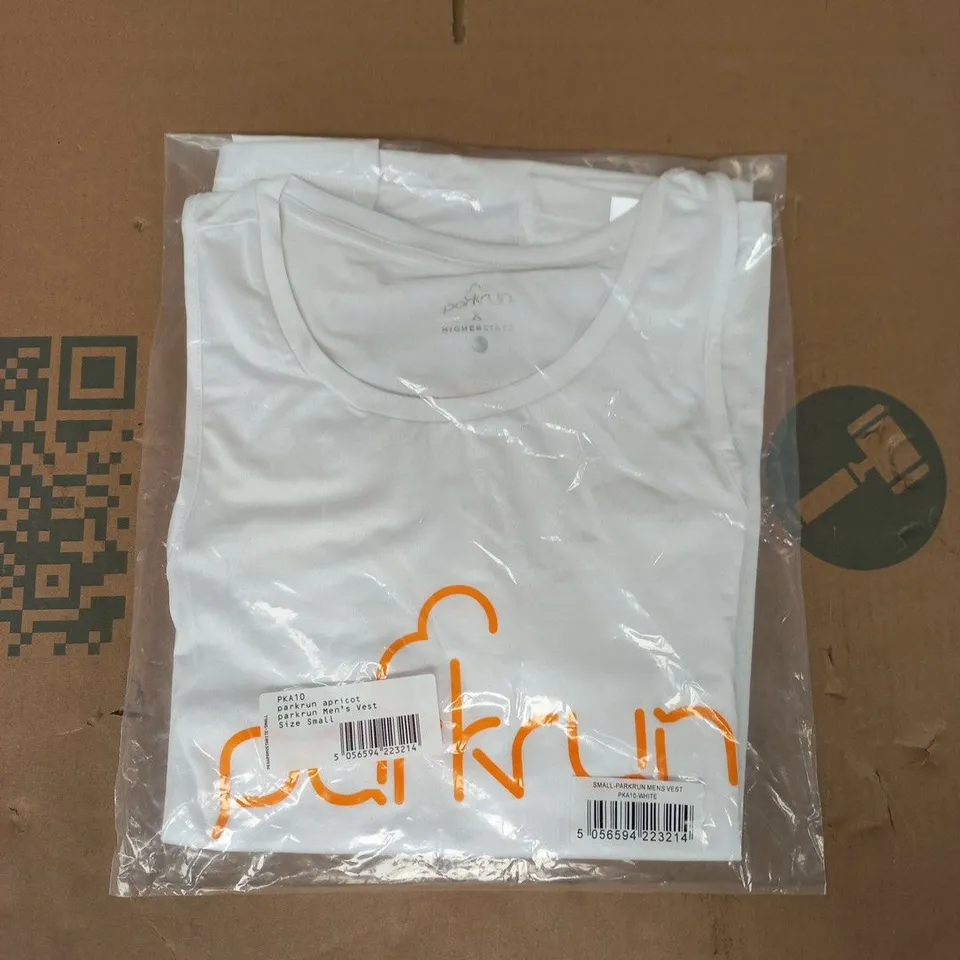 BAGGED PARKRUN X HIGHERSTATE MEN'S VEST IN WHITE SIZE SMALL