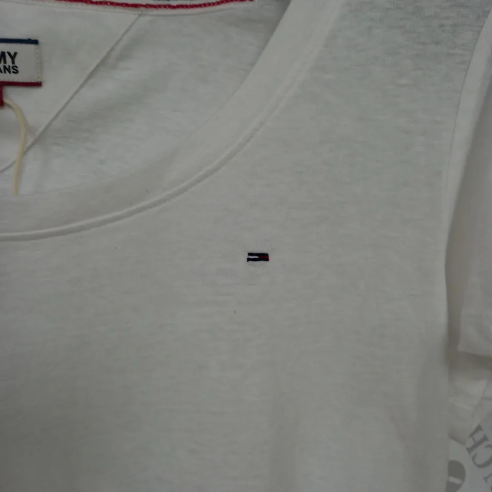 TOMMY HILFIGER LOGO LOW NECK T-SHIRT SIZE L