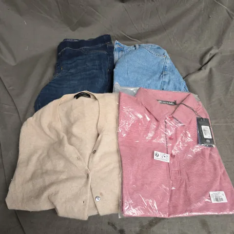 BOX OF APPROXIMATELY 20 ASSORTED CLOTHING ITEMS TO INCLUDE CARDIGAN, SHORTS, TOPS, ETC