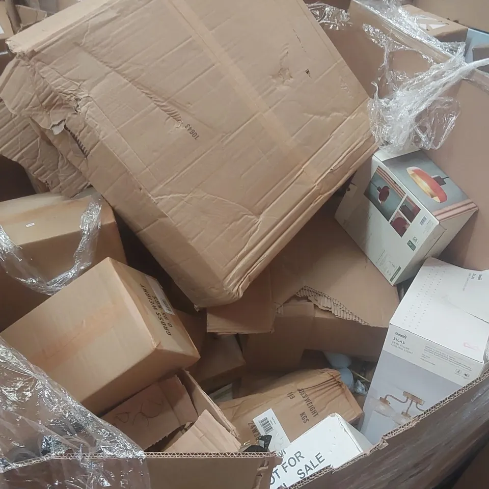 PALLET CONTAINING A VERY LARGE QUANTITY OF ASSORTED DESIGNER LIGHTING PRODUCTS TO INCLUDE: TABLE LAMP, CEILING LIGHTS, FLOOR LAMP ECT