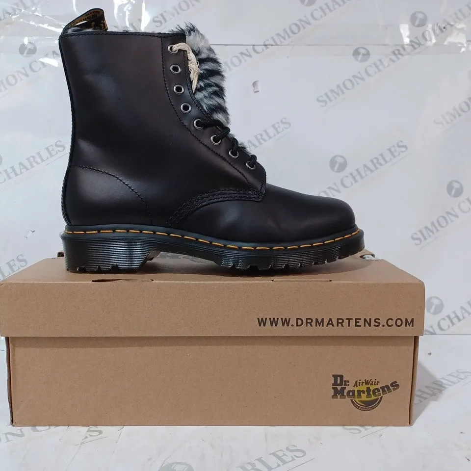 BOXED PAIR OF DR MARTENS 1460 SERENA ANKLE BOOTS IN BLACK UK SIZE 7