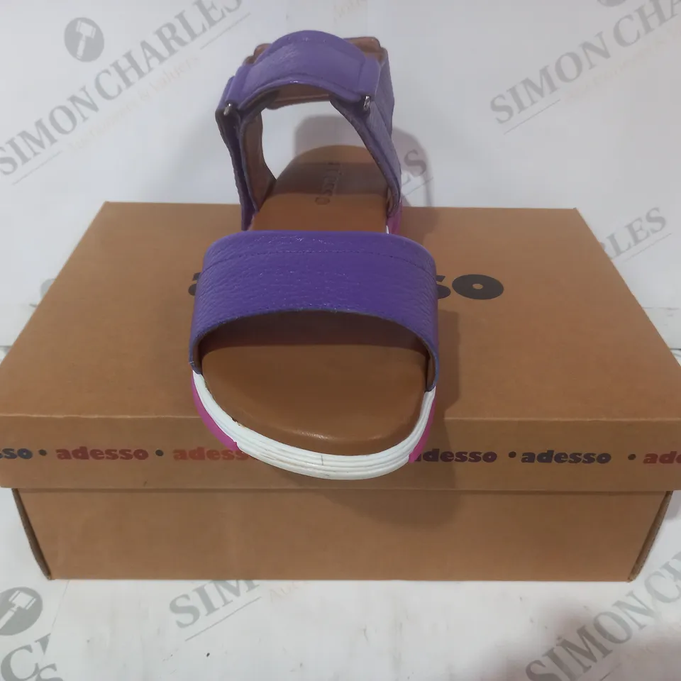 BOXED PAIR OF ADESSO OPEN TOE SANDALS IN PURPLE/PINK SIZE 6