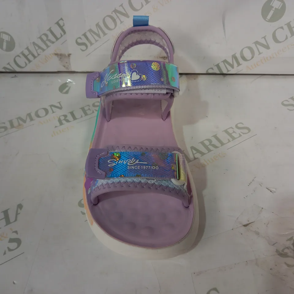PAIR OF DESIGNER GIRLS OPEN TOE SANDALS IN VIOLET W. FORAL DETAIL EU SIZE 36