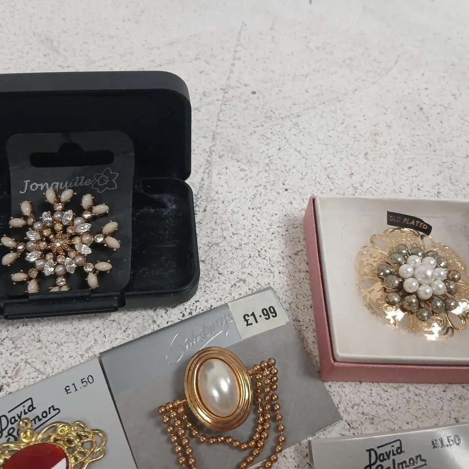 ASSORTED PEARL & COSTUME JEWELLERY LOT – NECKLACES, BRACELETS & BROOCHES
