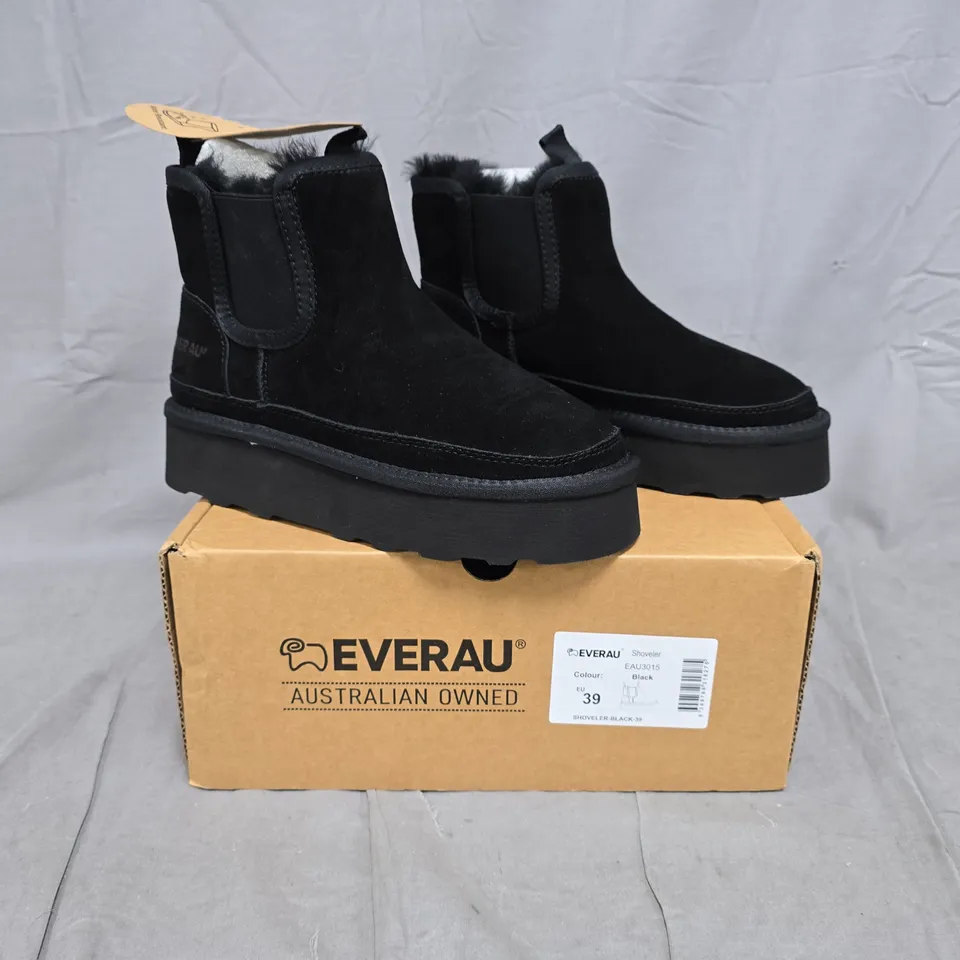 BOXED PAIR OF EVERAU PLATFORM ANKLE BOOTS IN BLACK SIZE UK 6