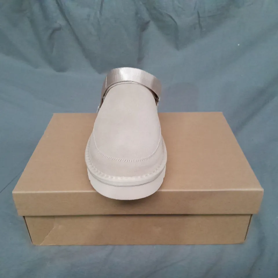 BOXED PAIR OF UGG GOLDENSTAR CLOG SIZE 6 