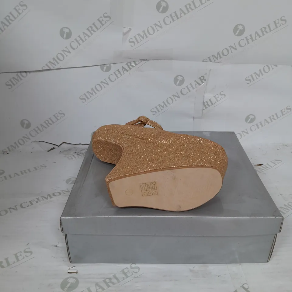 BOXED PAIR OF CASANDRA PLATFORM ANKLE SHOE IN GOLD GLITTER SIZE 5