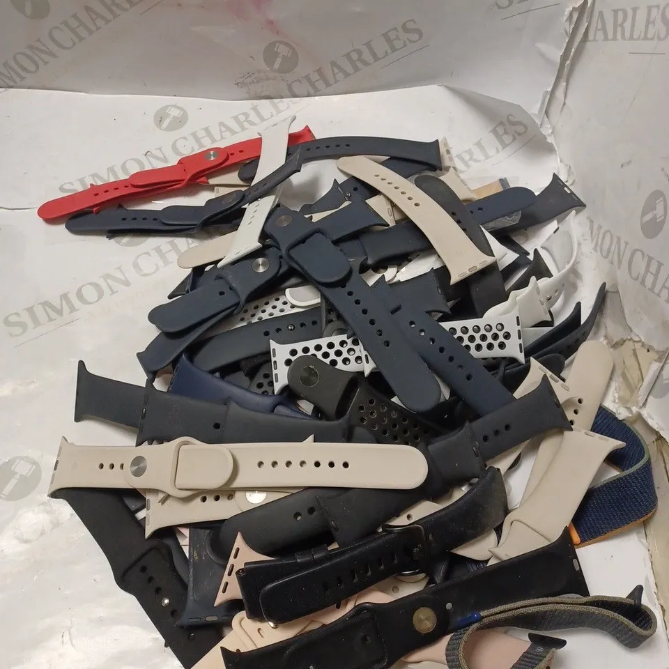 APPROXIMATELY 30 ASSORTED LOOSE SMART WATCH STRAPS IN VARIOUS DESIGNS & SIZES