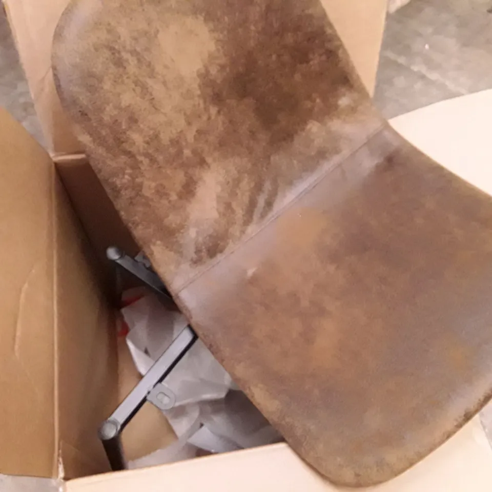 PALLET OF ASSORTED HOUSEHOLD ITEMS TO INCLUDE RETRACTABLE GATE, BROWN CHAIR AND FOLDING LITTER TRAY