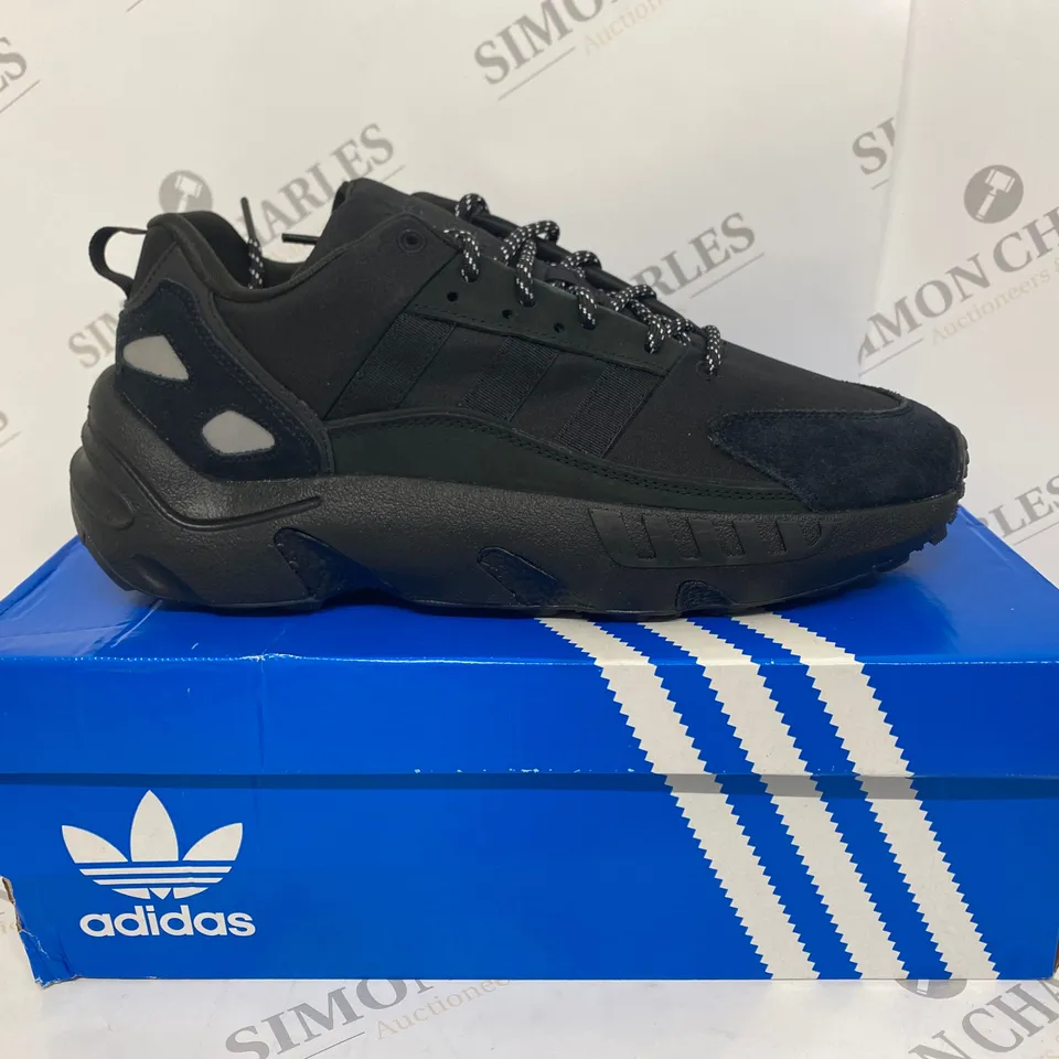 BOXED PAIR OF ADIDAS ZX 22 BOOST BLACK TRIANERS SIZE 9.5
