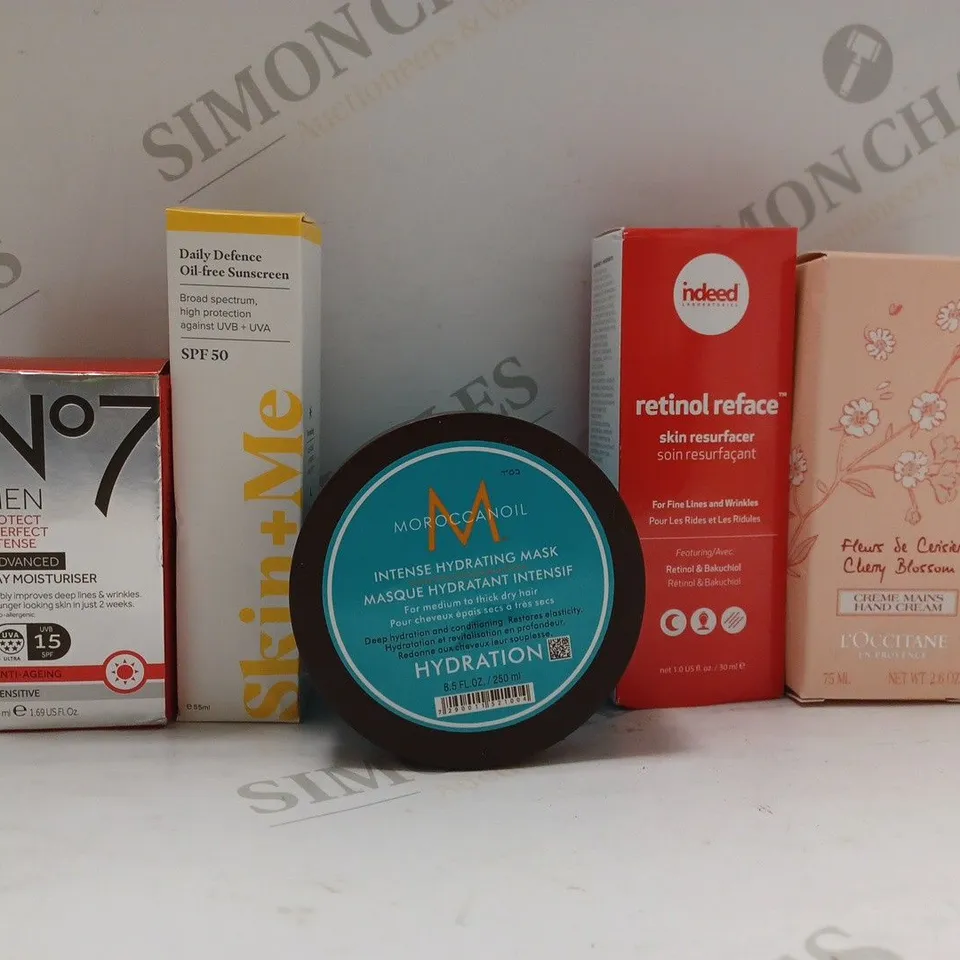 BOX OF APPROX 20 ASSORTED HEALTH AND BEAUTY ITEMS TO INCLUDE - NO7 MEN DAY MOISTURISER SPF 15 - INDEED RETINOL REFACE - MOROCCANOIL INTENSE HYDRATING MASK ECT