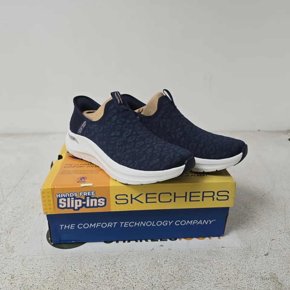 SKECHERS WOMEN'S SLIP-ON TRAINERS – NAVY, UK 7