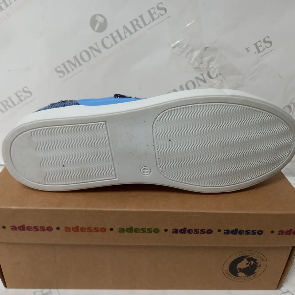 BOXED PAIR OF ADESSO FAYE ZIP TRAINERS IN BLUE - SIZE 7