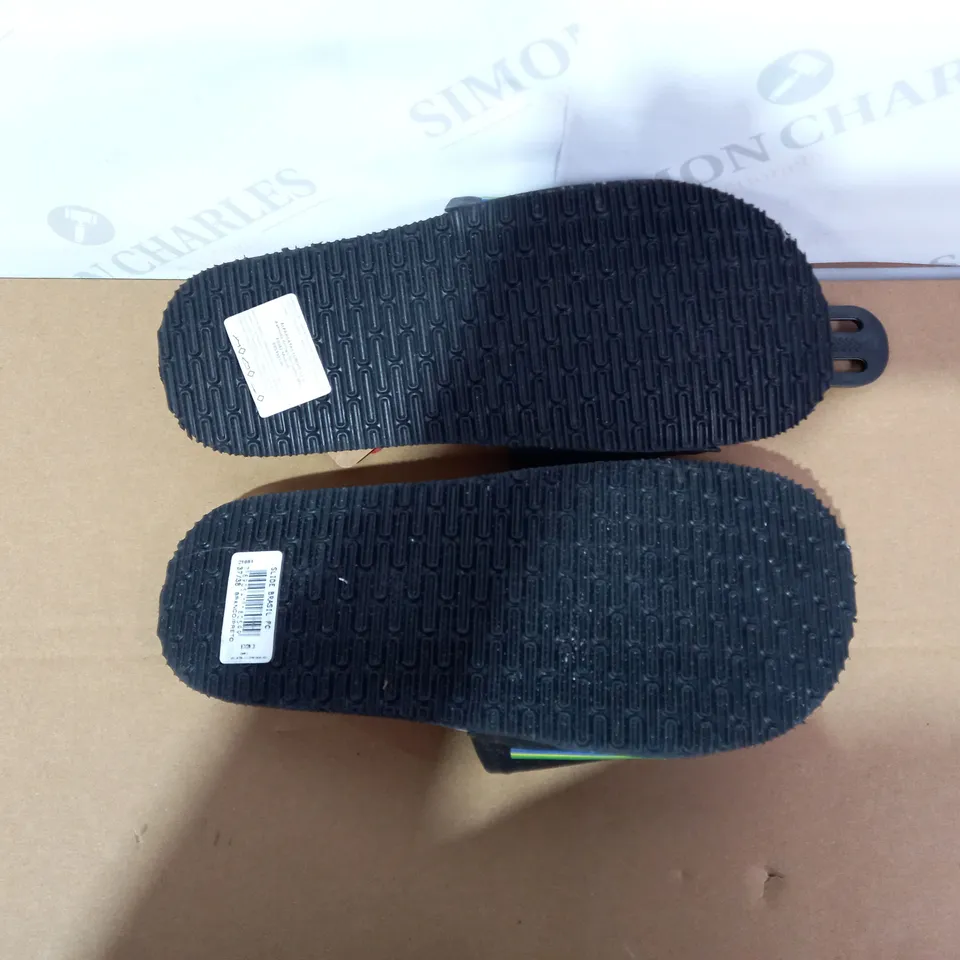 PAIR OF HAVAIANAS SIZE 37/38