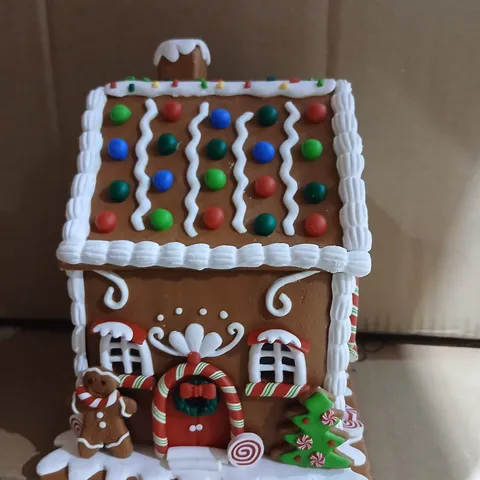 TWO GISELA GRAHAM LONDON GINGERBREAD HOUSE DECORATION – DECORATED COOKIE CHRISTMAS SCENE
