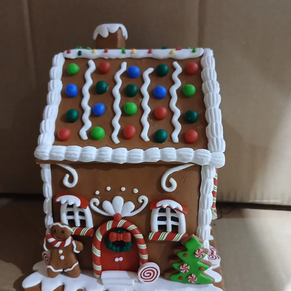 TWO GISELA GRAHAM LONDON GINGERBREAD HOUSE DECORATION – DECORATED COOKIE CHRISTMAS SCENE