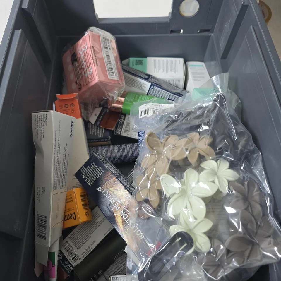 APPROXIMATEY 20 ASSORTED HEALTH AND BEAUTY PRODUCTS TO INCLUDE - AVEENO BODY LOTION - TRESEMME LEAVE IN SERUM AND NEOM ENERGISING HAND BALM
