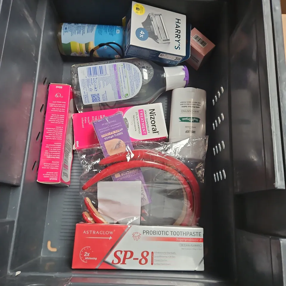 APPROXIMATELY 20 ASSORTED HEALTH & BEAUTY PRODUCTS TO INCLUDE - CRABTREE SHAMPOO & CONDITIONER - GOOD GRACIOUS REPAIR CONDITIONER - CHILDS FARM BLUEY BUBBLE BATH - ETC