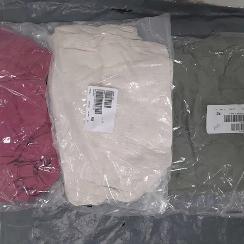 BOX OF APPROXIMATELY 15 ASSORTED CLOTHING AND FASHION ITEMS IN VARIOUS STYLES, SIZES, AND COLOURS