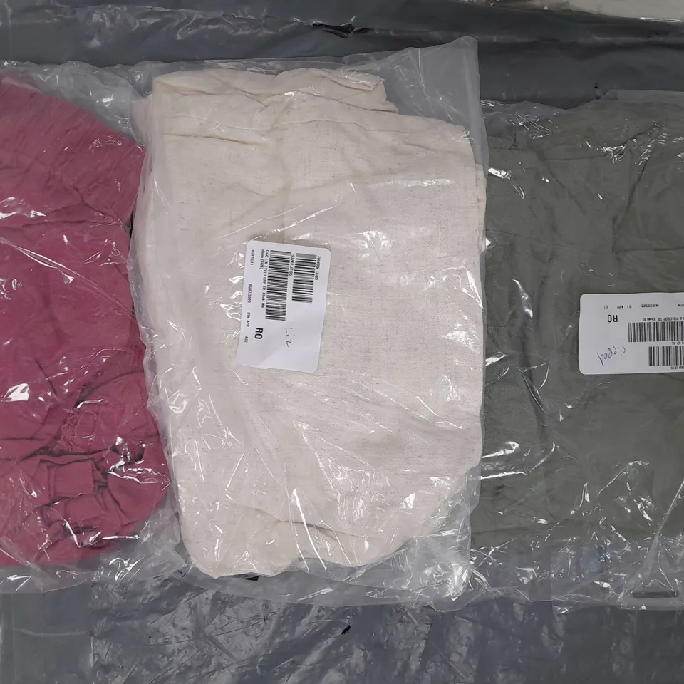 BOX OF APPROXIMATELY 15 ASSORTED CLOTHING AND FASHION ITEMS IN VARIOUS STYLES, SIZES, AND COLOURS