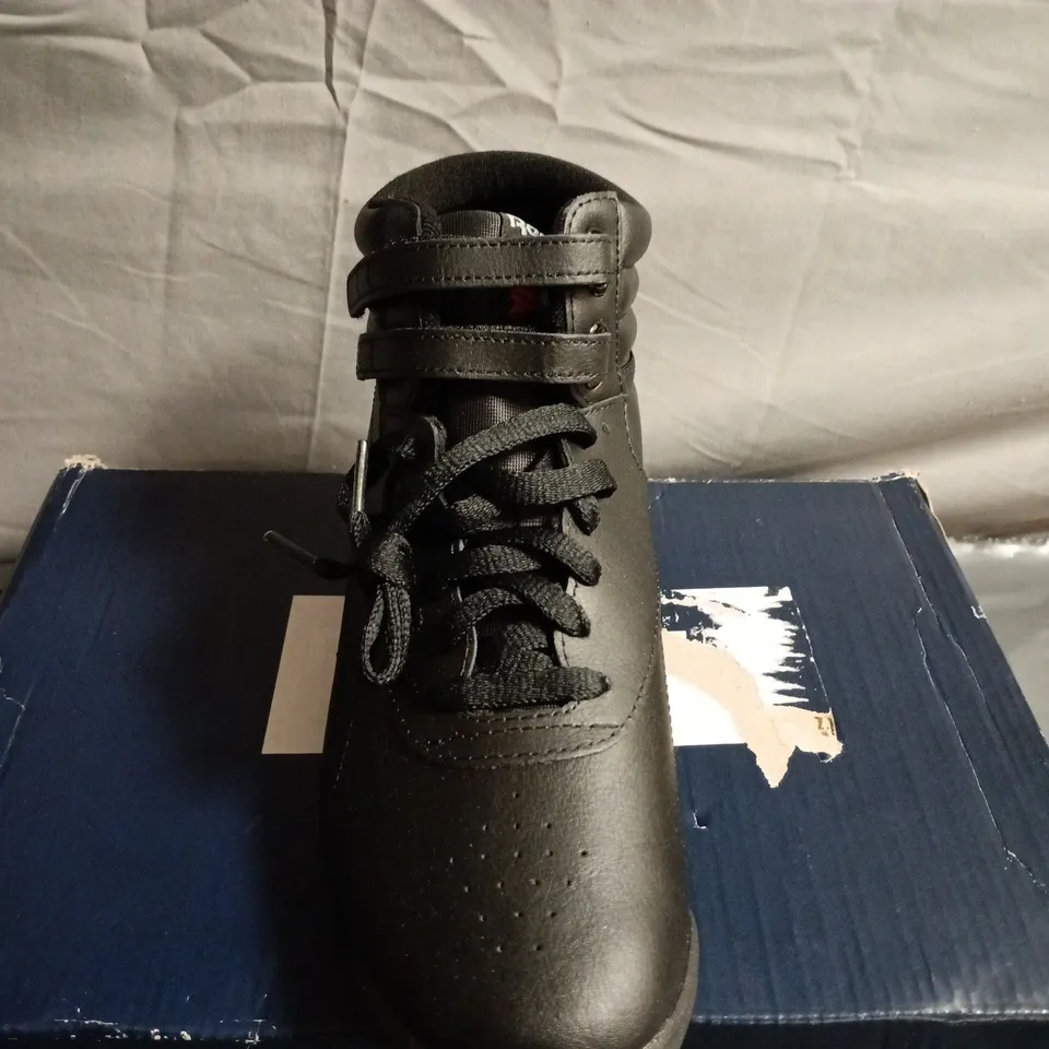 BOXED PAIR OF WOMENS REEBOK TRAINING SHOES - UK SIZE 8