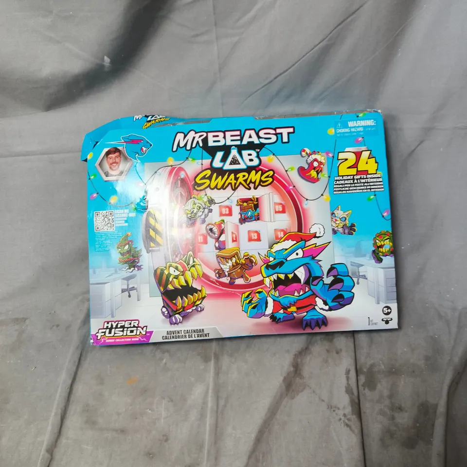 BOX OF APPROXIMATELY 15 ASSORTED ITEMS INCLUDING MR BEAST LAB SWARMS , TRICK OR TREAT LIGHT UP SIGN AND GOLF GLOVE 