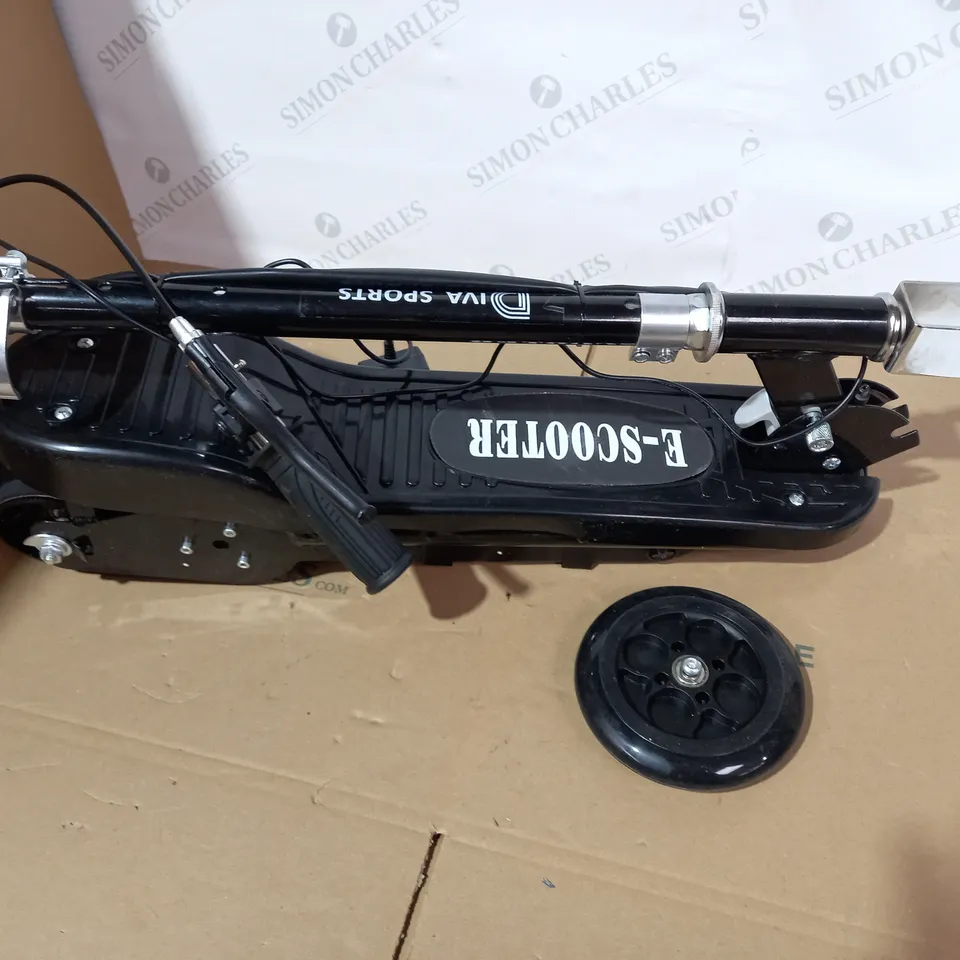 BOXED DAVI SPORTS BLACK/WHITE E-SCOOTER