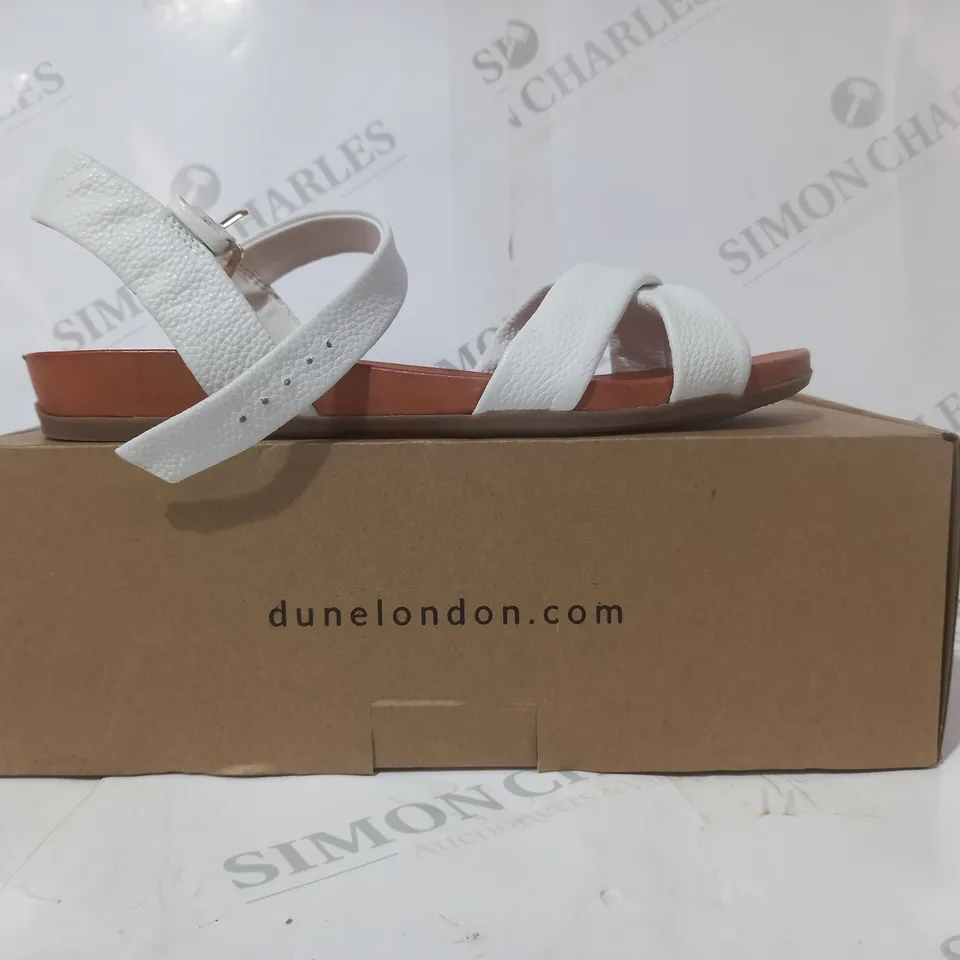 BOXED PAIR OF DUNE LONDON 487 LANDIE CROSS STRAP OPEN TOE FLAT SANDALS IN WHITE SIZE 6