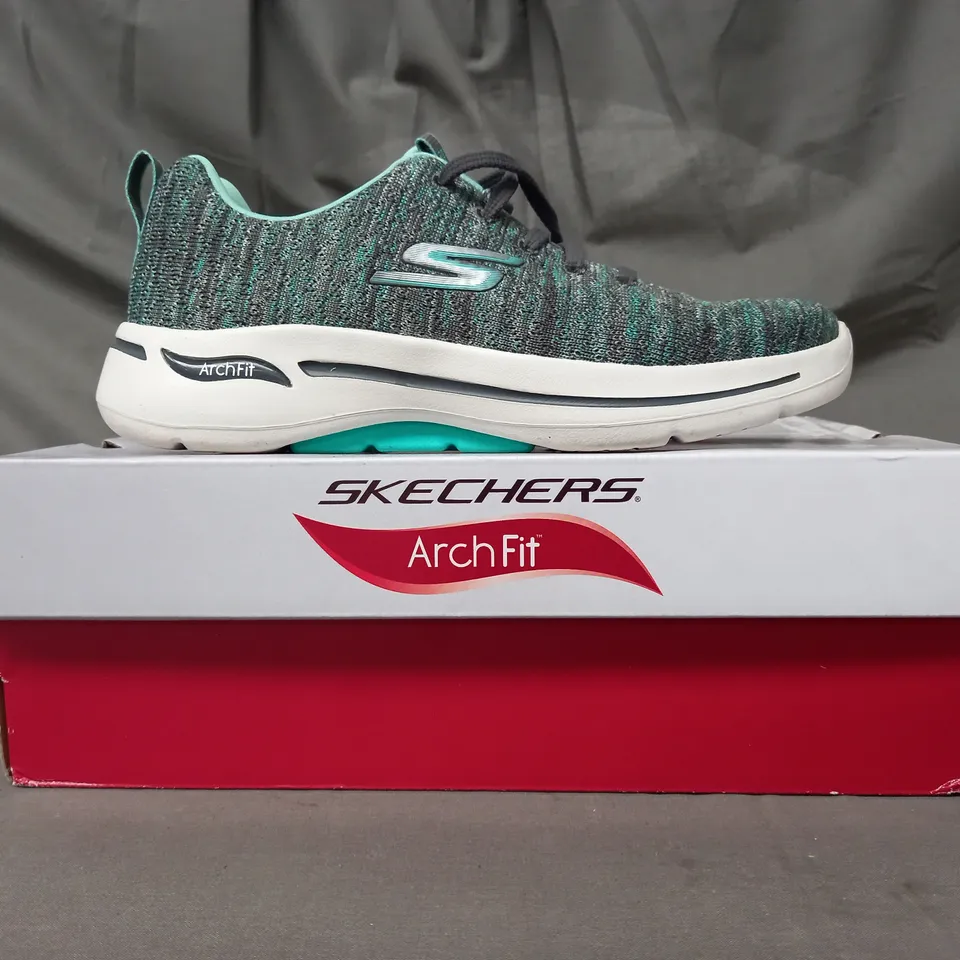 BOXED PAIR OF SKECHERS GO WALK GLEE TRAINERS IN TURQUOISE SIZE 4