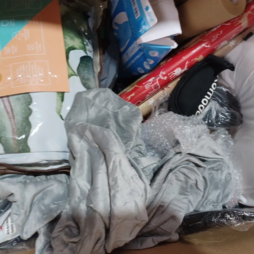 BOX OF APPROXIMATELY 15 ASSORTED HOUSEHOLD ITEMS TO INCLUDE 3D LAMP, DOUBLE FITTED SHEET, ETC