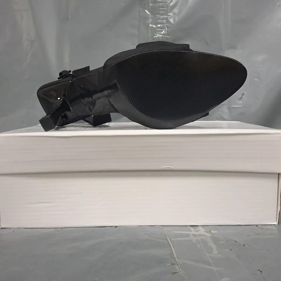 BOXED PAIR OF UNBRANDED OPEN TOE HEELS IN BLACK W. BOW DETAIL SIZE EU 39
