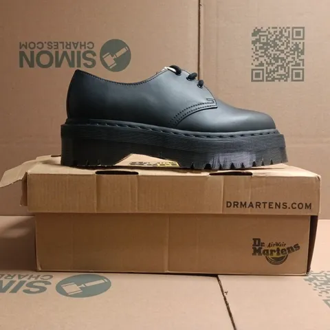 BOXED PAIR OF DR MARTENS V 1461 QUAD MONO SHOES IN BLACK SIZE UK 7