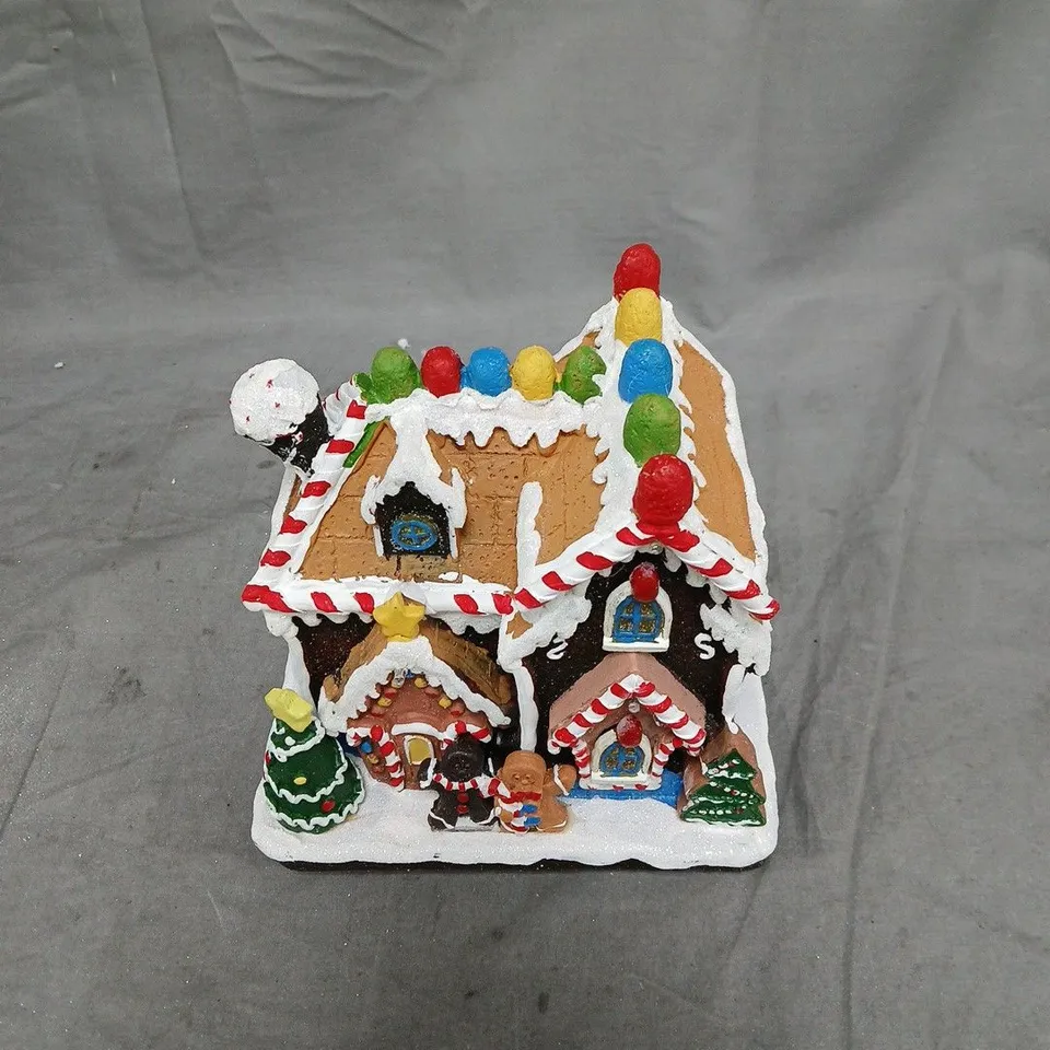 DECORATIVE GINGERBREAD HOUSE FIGURINE – CHRISTMAS ORNAMENT