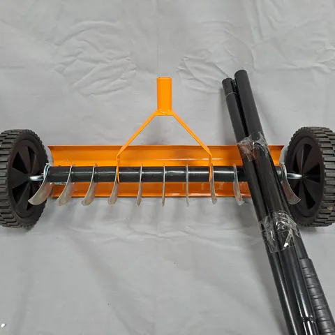 BUILDCRAFT GARDEN LAWN SCARIFIER – MANUAL WITH 128CM HANDLE & WHEELS - COLLECTION ONLY