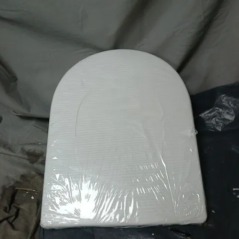 WHITE TOILET SEAT WITH HINGES/FITTINGS UNBOXED