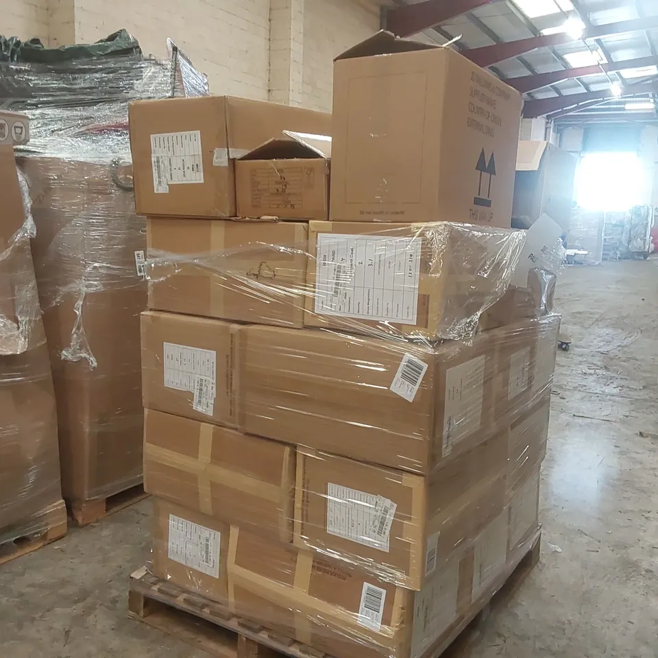 PALLET CONTAINING APPROXIMATELY 130x BRAND NEW ASSORTED DESIGNER CLOTHING ITEMS INCLUDING: SIMPLY BE SANDALS, COATS, JUMPERS, TOPS ECT