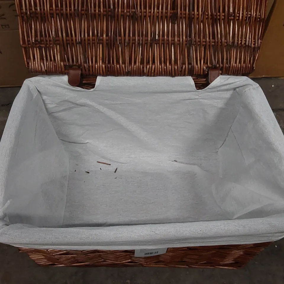 BOXED RECTANGULAR WICKER STORAGE BASKET WITH LID AND REMOVABLE LINING (1 BOX)