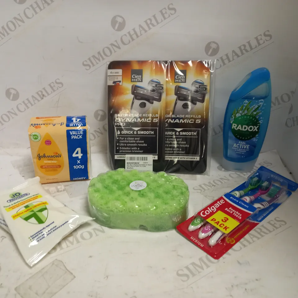 LOT OF APPROXIMATELY 15 ASSORTED HEALTH & BEAUTY ITEMS, TO INCLUDE RAZOR HEADS, SOAP SPONGE, TOOTHBRUSHES, ETC