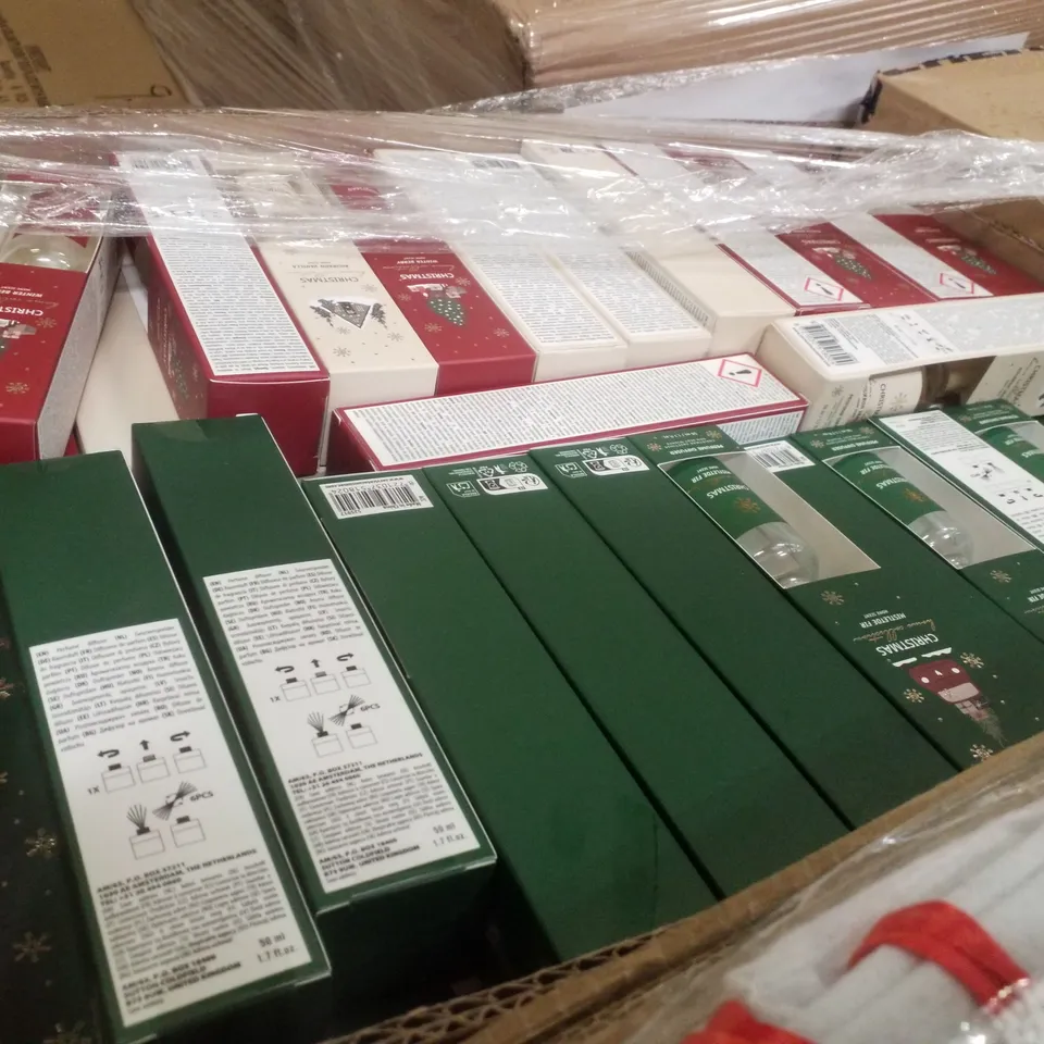PALLET CONTAINING ASSORTED CHRISTMAS PRODUCTS & DECORATIONS INCLUDING GLASS DECROTIVE JARS, RATTAN STARS, 6-PACK FILLABLE CRACKERS, STOCKING & PERFUME DIFFUSER