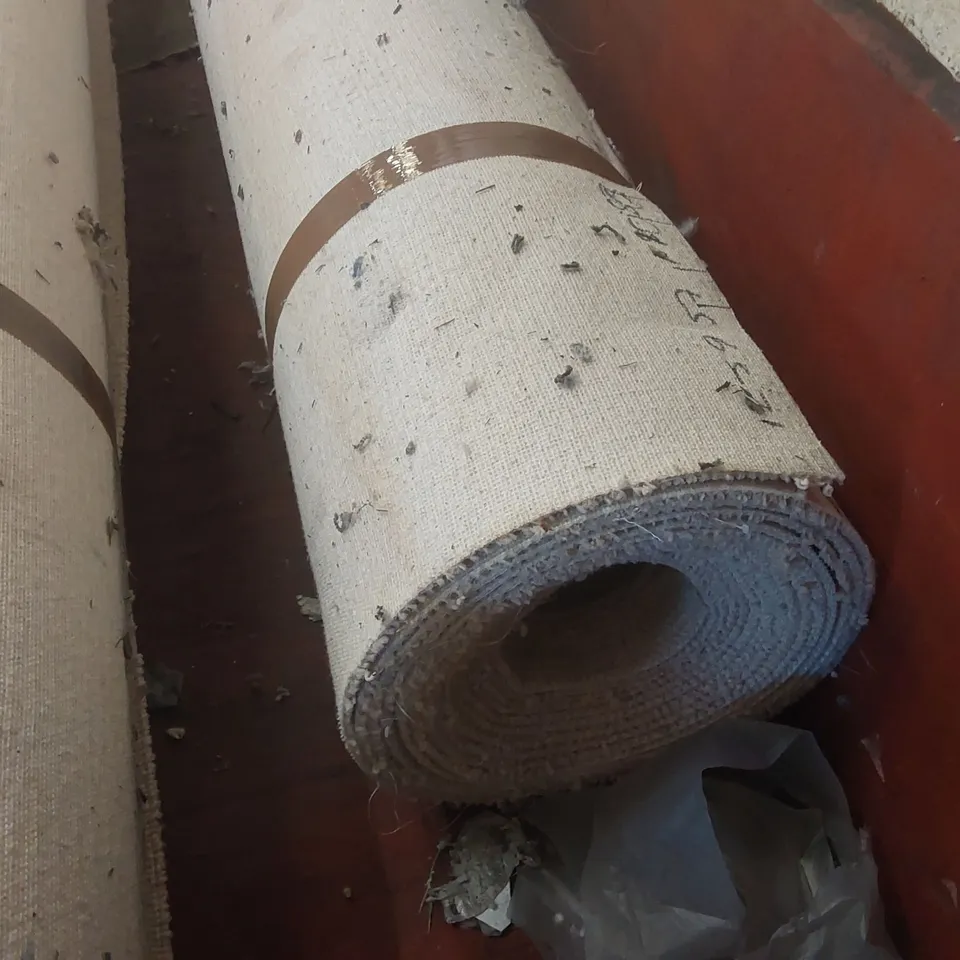 ROLL OF QUALITY HEATHCOTE BOUCLE CARPET - APPROXIMATELY 4 x 11.83m