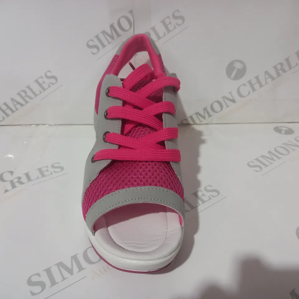 BOXED PAIR OF FASHION OPEN TOE SHOES IN PINK/GREY EU SIZE 37
