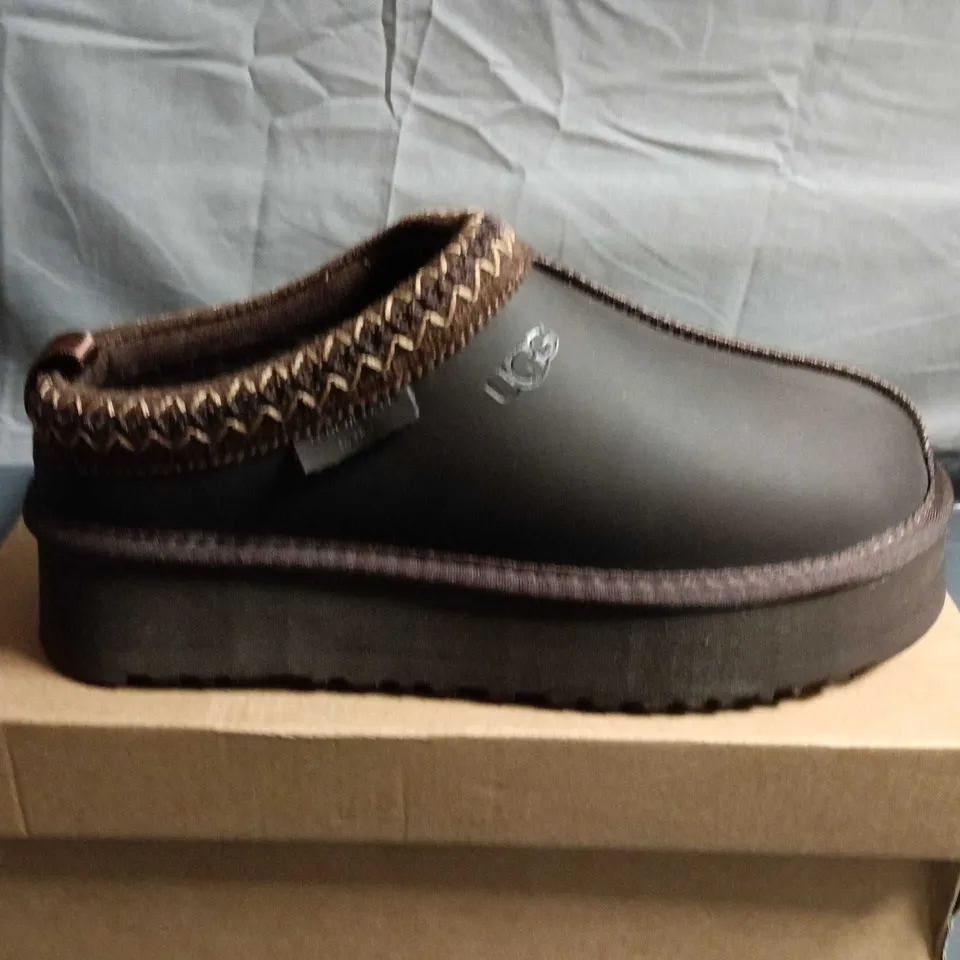 UGG BLACK LEATHER SLIP-ON BOOTS - UK SIZE 7