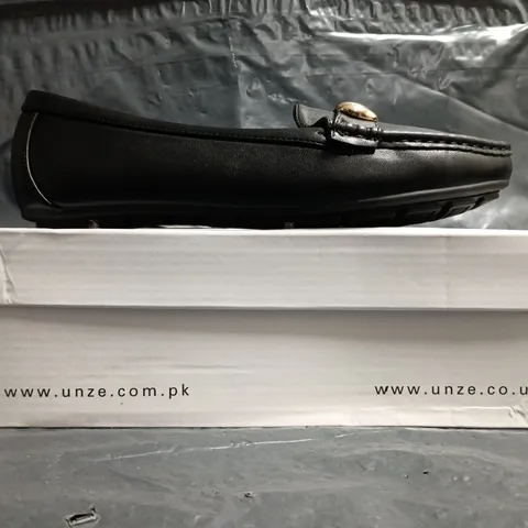 BOXED PAIR OF UNZE SHOES IN BLACK SIZE UK 6