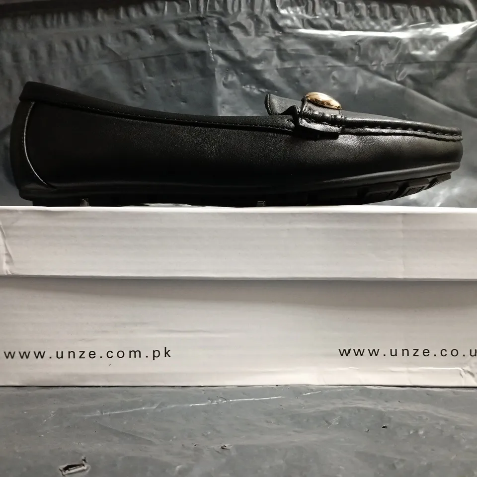 BOXED PAIR OF UNZE SHOES IN BLACK SIZE UK 6