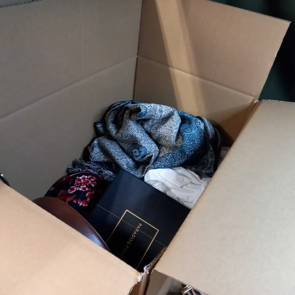 LOT OF APPROX. 15 ASSORTED CLOTHING ACCESSORIES  IN VARYING SIZES/COLOURS/STYLES TO INCLUDE: BAGS, HAT, SCARFS