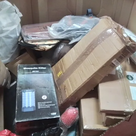 PALLET CONTAINING VARIOUS ASSORTED BOXED HOUSEHOLD ITEMS TO INCLUDE: MOSQUITO KILLER, TRAVEL BAGS, TOILET SEATS AND LOTS MORE UNMARKED BOXED ITEMS 